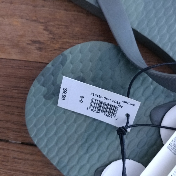 3/$8 GAP Camo Flip Flops - Picture 3 of 3